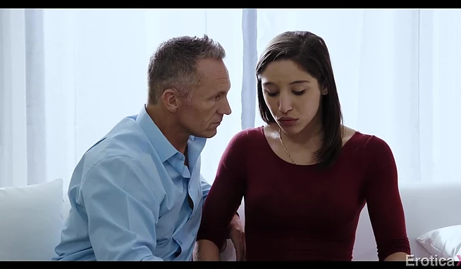 Выпив старого вина, брюнетка захотела зрелого хуя