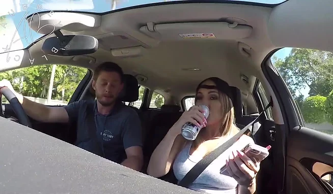 Возбужденный таксист подрочил при клиентке и трахнул её