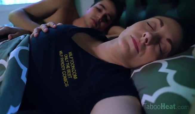 Уснул с мачехой и с утра выебал её