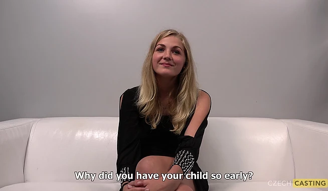 Молодую блондинку выебали раком на кастинге