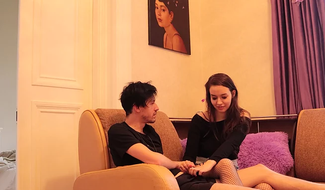 Пара сняла ленивое домашнее видео на фоне рекламы из телевизора