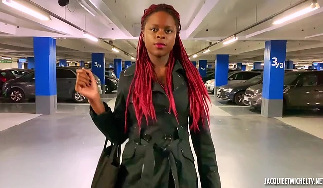 Чернокожая француженка вместо багетов предпочитает хуи