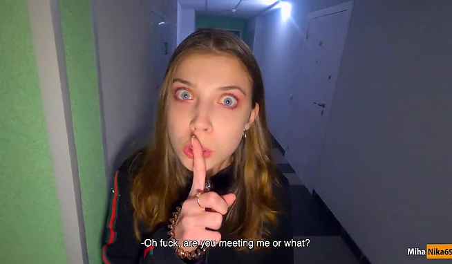 Побоялась получить пизды от мамы и трахнулась с парнем в подъезде